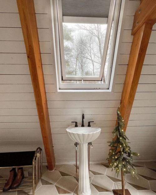 Это было невероятное преображение чердачного помещения - результатом стала идеальная ванная комната. 02