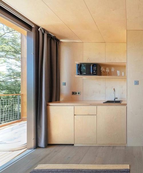 Дом с необычной архитектурой предлагает невероятно красивые пейзажи, раскрывающиеся за окнами. 04