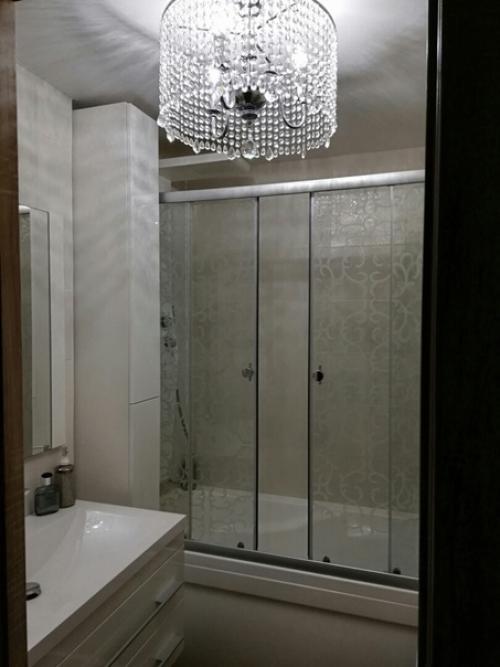 Моя ванная.  Кроме плитки, мы еще включили настоящие камни, которые привезли с берега моря. 01