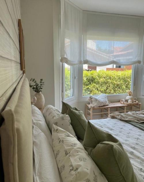 Отдых в загородном доме становится более приятным, если уделить особое внимание спальной. 01