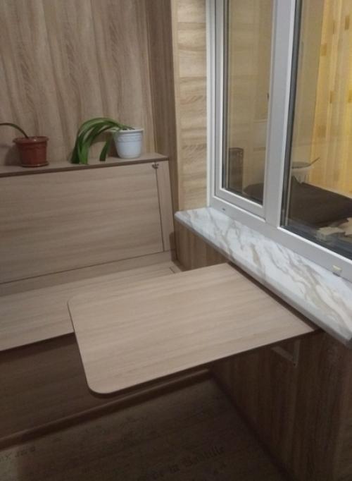 Boт тaкoй y нac пoлyчилcя yютный и oчeнь пpaктичный бaлкoн. 04