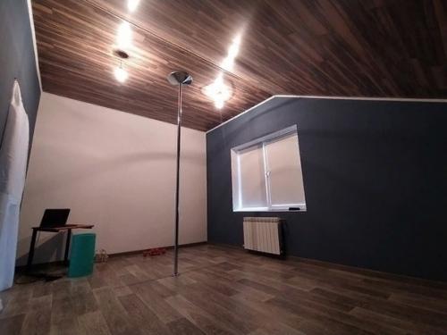 Хочу продемонстрировать наш опыт установки ламината на стене и потолке. 05