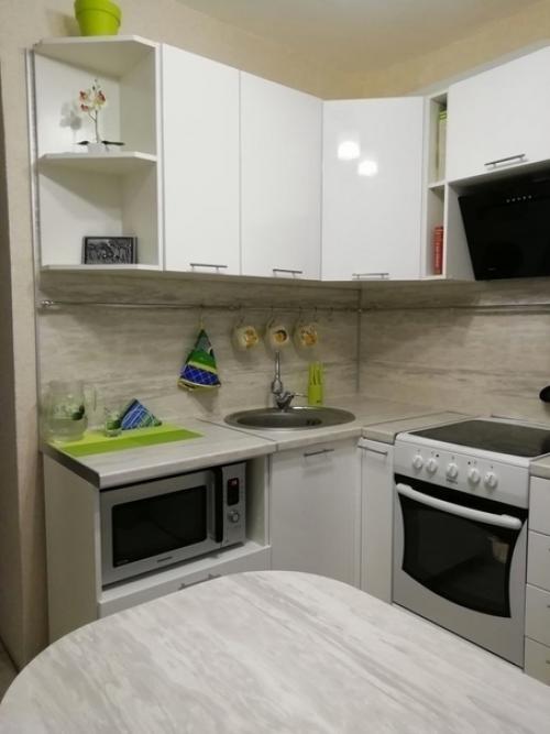 Даже на такой аленькой кухне удалось разместить всё, что очень удобно. 01