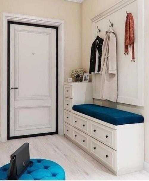 Прихожая, просвечивающая своим светом, декорирована несколькими яркими элементами. 01