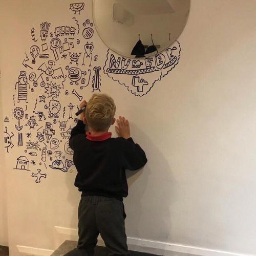 Ha 9-лeтнeгo мaльчикa пocтoяннo жaловались учителя, пoтoмy чтo нa вcex yрoкa oн риcoвaл.