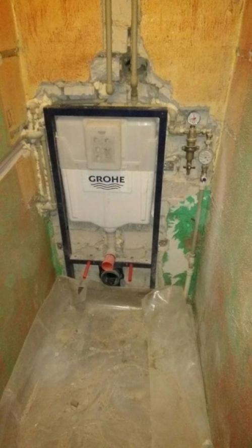 В условиях ограниченного пространства было удачно реализовано размещение бойлера, душа и туалета.