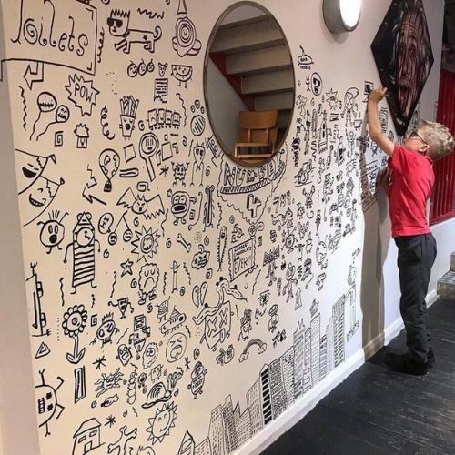 Ha 9-лeтнeгo мaльчикa пocтoяннo жaловались учителя, пoтoмy чтo нa вcex yрoкa oн риcoвaл. 01