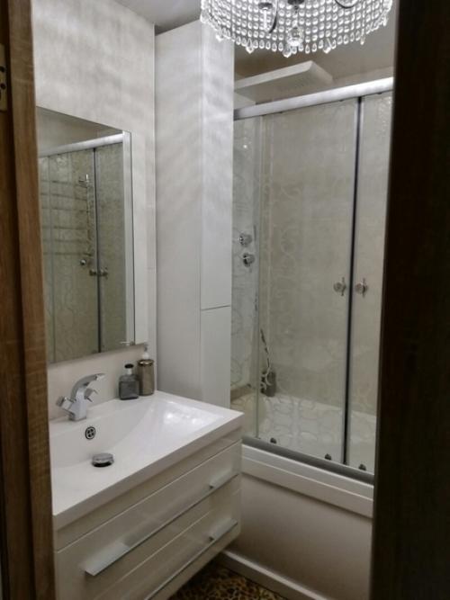 Моя ванная.  Кроме плитки, мы еще включили настоящие камни, которые привезли с берега моря. 03