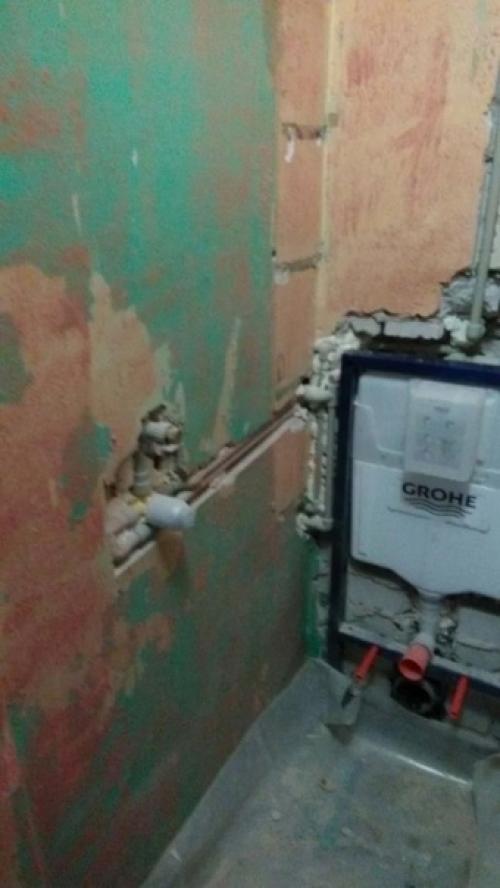 В условиях ограниченного пространства было удачно реализовано размещение бойлера, душа и туалета. 01