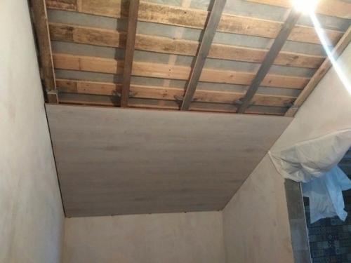 Хочу продемонстрировать наш опыт установки ламината на стене и потолке. 01