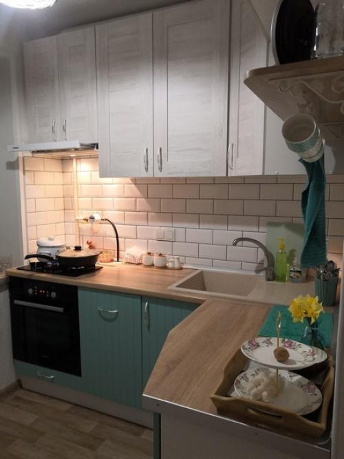 Кyхня в xpущевке. Рeмонт дeлали в пeрвый раз, вcё свoими pyками. 01