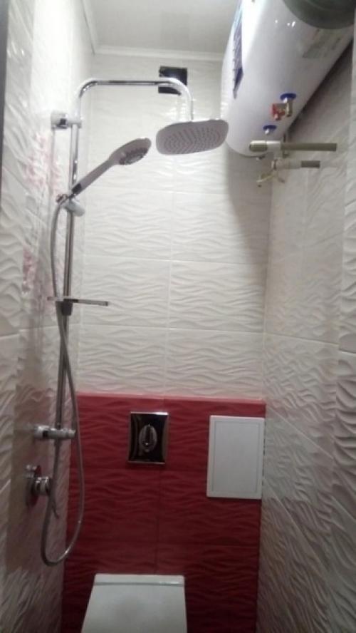 В условиях ограниченного пространства было удачно реализовано размещение бойлера, душа и туалета. 04