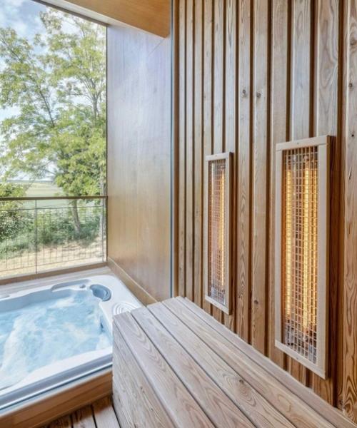 Дом с необычной архитектурой предлагает невероятно красивые пейзажи, раскрывающиеся за окнами. 02