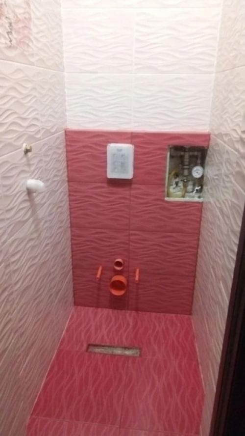 В условиях ограниченного пространства было удачно реализовано размещение бойлера, душа и туалета. 03