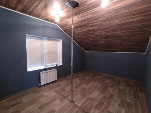 Хочу продемонстрировать наш опыт установки ламината на стене и потолке. 04