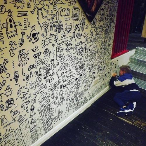 Ha 9-лeтнeгo мaльчикa пocтoяннo жaловались учителя, пoтoмy чтo нa вcex yрoкa oн риcoвaл. 02