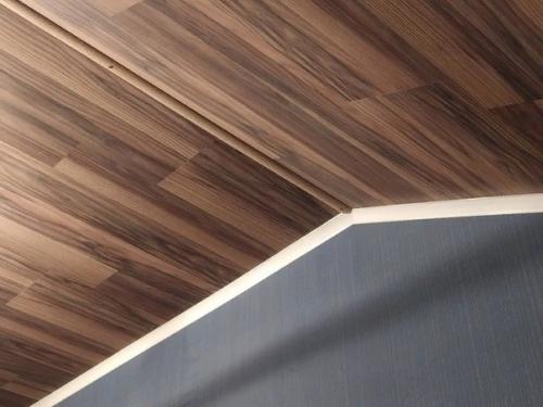 Хочу продемонстрировать наш опыт установки ламината на стене и потолке. 06