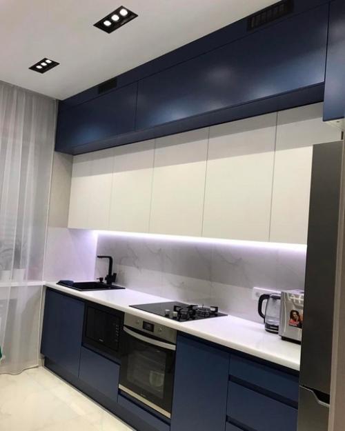 На первый взгляд, эта кухня выглядит строго и минималистически, что передает эстетику и чувство гармонии.