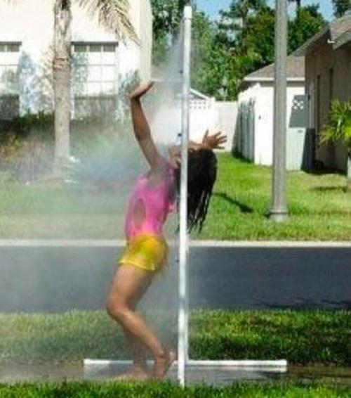 На улице лето, солнце печет, а детям скучно сидеть дома. 03