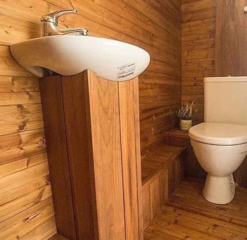 Несколько туалетов в частных домах.