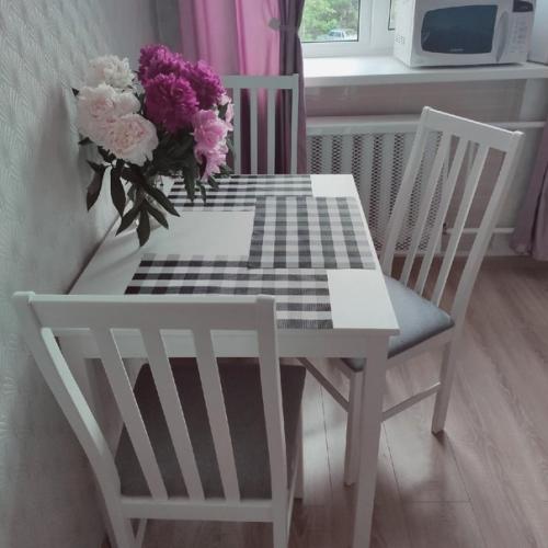 Мы смогли сделать кухню бюджетно, но при этом она выглядит уютно и по-домашнему. 03