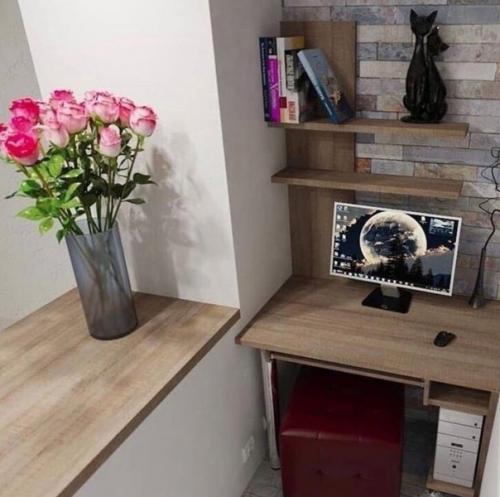 Важно то, что мы нашли творческий подход к решению проблемы и создали комфортное и удобное рабочее место, соединив комнату с балконом. 02