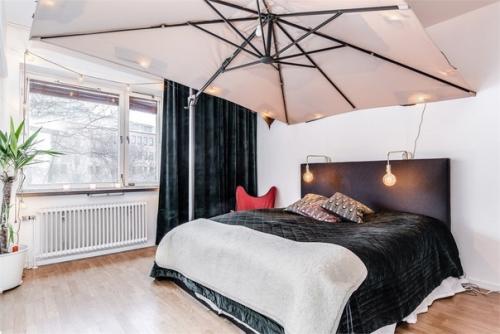 А эта квартира студия принадлежит шведской семье, которая решила поделиться фотографиями ее интерьера.