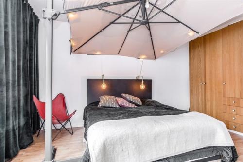 А эта квартира студия принадлежит шведской семье, которая решила поделиться фотографиями ее интерьера. 04