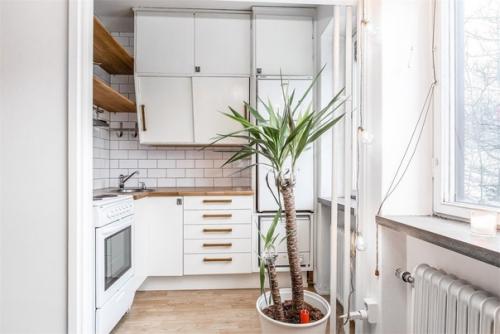 А эта квартира студия принадлежит шведской семье, которая решила поделиться фотографиями ее интерьера. 03