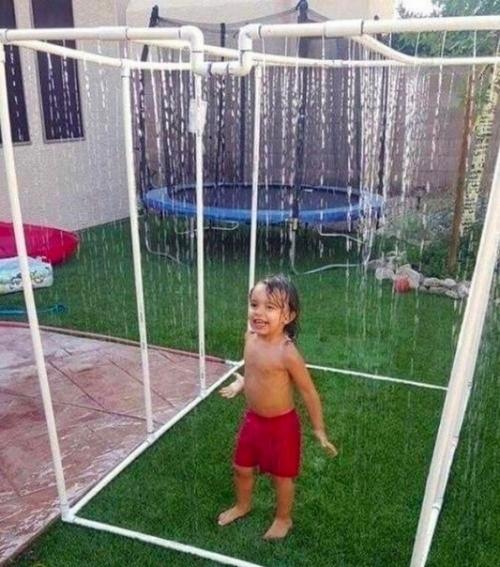 На улице лето, солнце печет, а детям скучно сидеть дома.