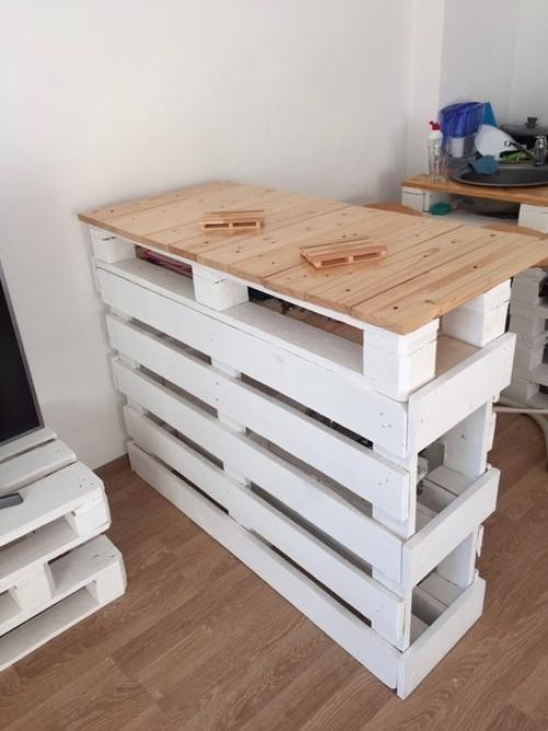 Молодая пара решила временно обустроить свою новую квартиру, пока не накопят достаточно средств для хорошей мебели. 02