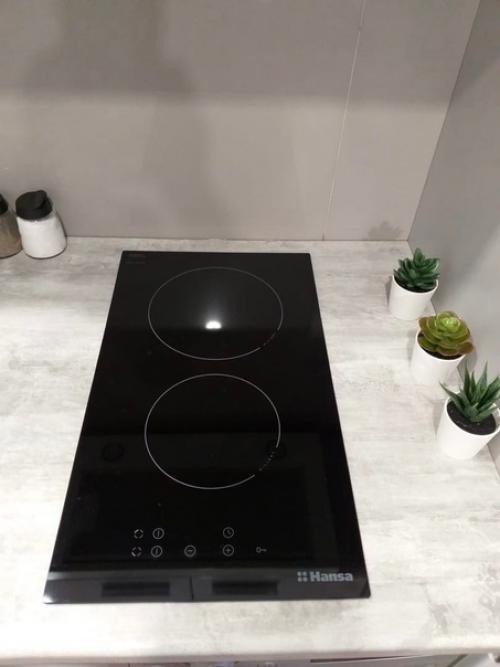 Небольшая по площади кухня с прекрасным ремонтом, в котором уместилось всё необходимое для комфортной и удобной жизни. 03