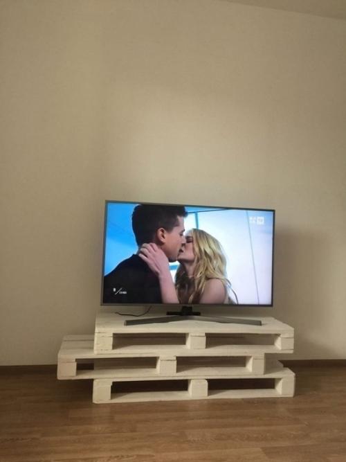 На помойке нашли стопку поддонов. 04