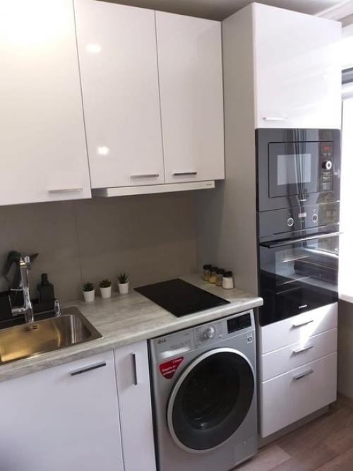 Небольшая по площади кухня с прекрасным ремонтом, в котором уместилось всё необходимое для комфортной и удобной жизни.