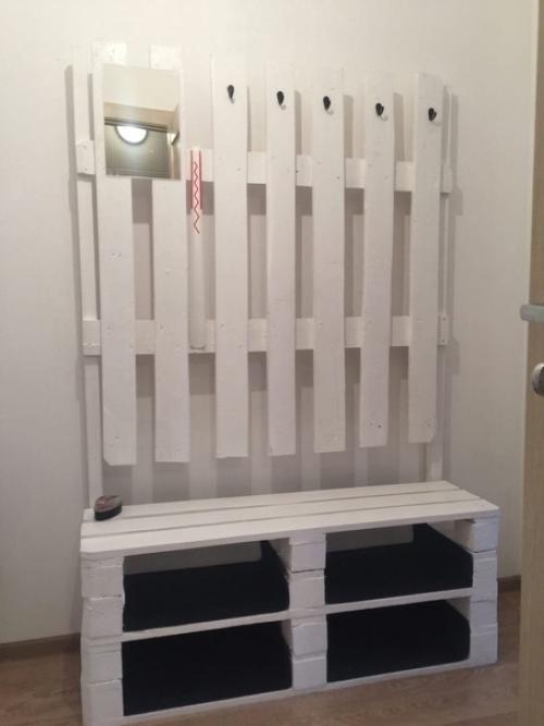 На помойке нашли стопку поддонов.