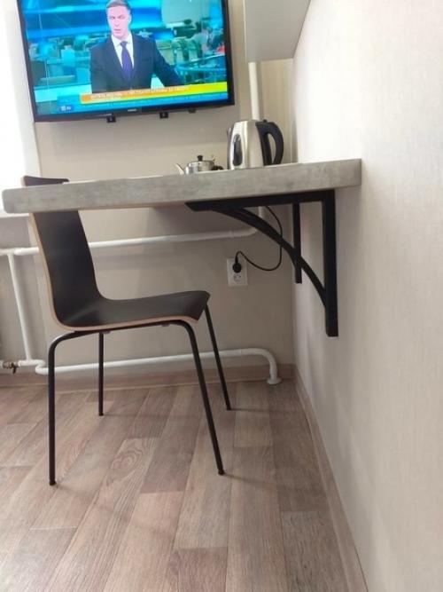 Небольшая по площади кухня с прекрасным ремонтом, в котором уместилось всё необходимое для комфортной и удобной жизни. 08