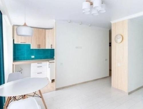 Даже не вериться что это когда то была убитая в хлам квартира. 03