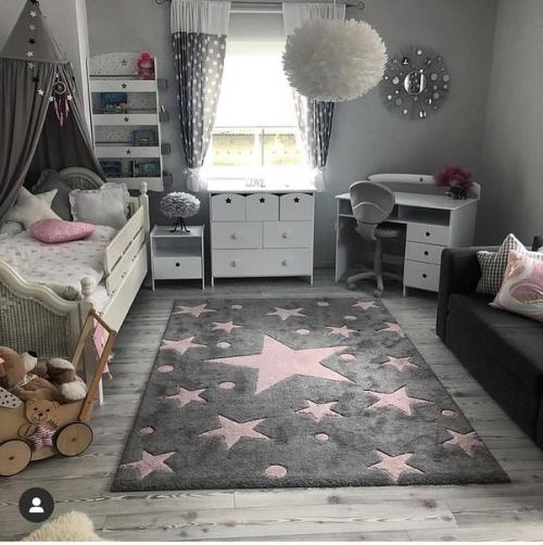 Моя свекровь утверждает, что детская комната слишком серая и унылая, в то время как я со своей стороны считаю, что очень мило и симпатично.
