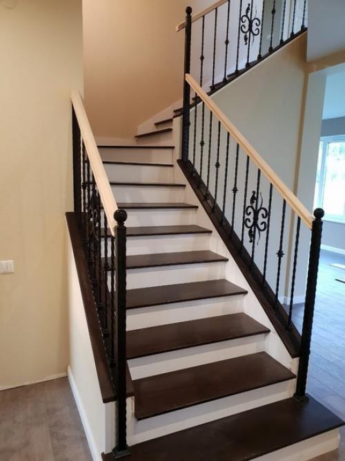 Недавно в моем доме поставили новую лестницу, которой я очень горжусь. 01