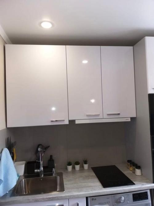 Небольшая по площади кухня с прекрасным ремонтом, в котором уместилось всё необходимое для комфортной и удобной жизни. 01