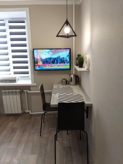 Небольшая по площади кухня с прекрасным ремонтом, в котором уместилось всё необходимое для комфортной и удобной жизни. 05