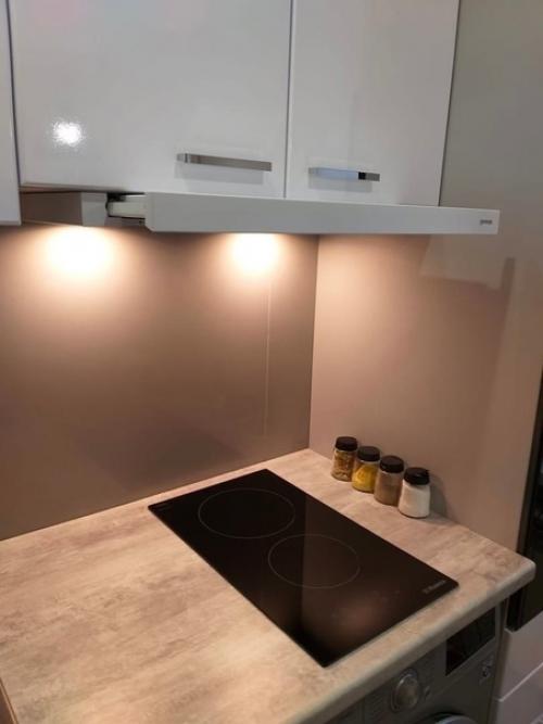 Небольшая по площади кухня с прекрасным ремонтом, в котором уместилось всё необходимое для комфортной и удобной жизни. 02