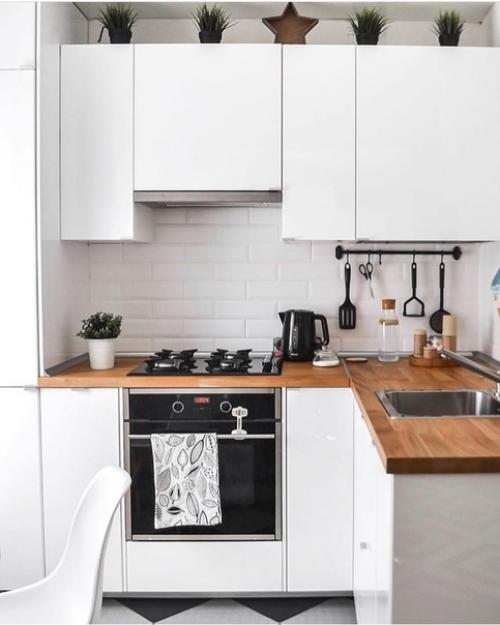 Наша кухня была уже морально устаревшей, что приняли решение делать капитальный ремонт. 02