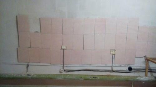 Тот самый момент, когда без опыта и знаний решил самостоятельно положить плитку у себя в квартире.