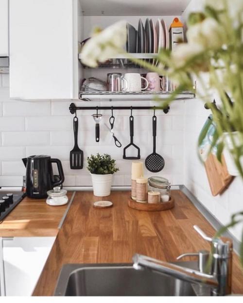 Наша кухня была уже морально устаревшей, что приняли решение делать капитальный ремонт. 05