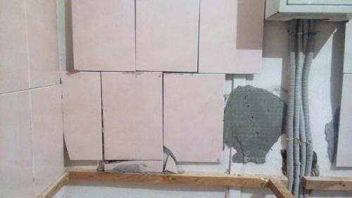 Тот самый момент, когда без опыта и знаний решил самостоятельно положить плитку у себя в квартире. 01