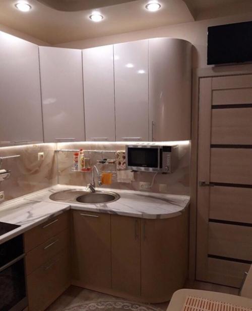 Буквально на днях только только мы наконец сделали кухню как и хотели, точнее не мы делали, а нанятые мастера.