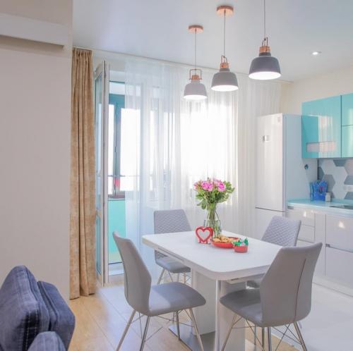 Человек продемонстрировал интерьер своей квартиры.