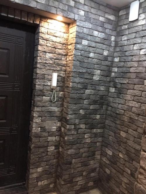 Оформили свою прихожку гипсовой плиткой под имитацию кирпичной кладки. 04