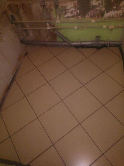 Женщина продемонстрировала, как она полностью в одиночку своими силами капиталила ванную. 03